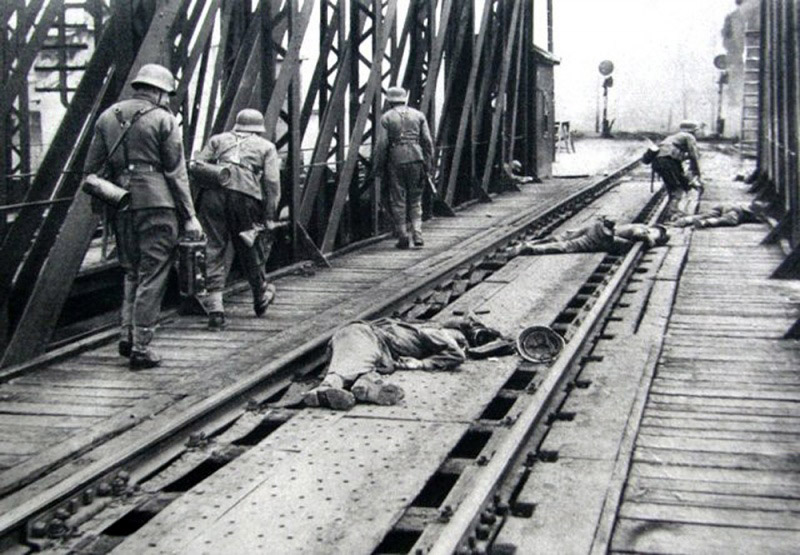 22 июня 1941 года, немцы захватили мост через реку Сан в Перемышле.