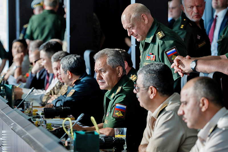 Министр обороны России генерал армии Сергей Шойгу на трибуне в 2017 году.