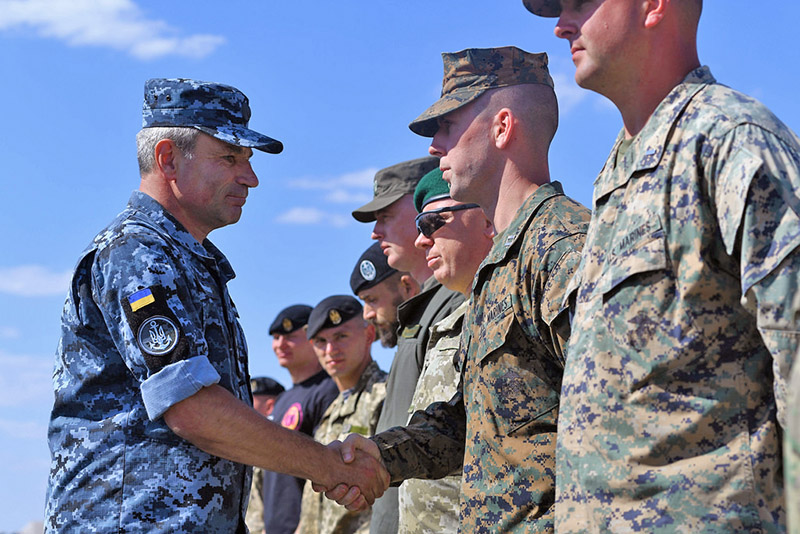 Командующий ВМС Украины танкист вице-адмирал Игорь Воронченко благодарит американских морских пехотинцев.