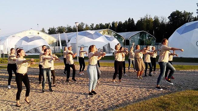 Танец вожатых на скамейке