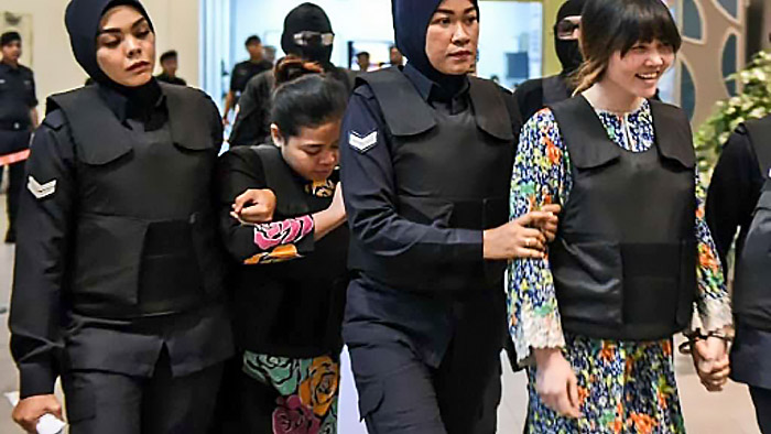 Обвиняемые в покушении гражданка Индонезии Сити Айша и гражданка Вьетнама Доан Тхи Хуонг.