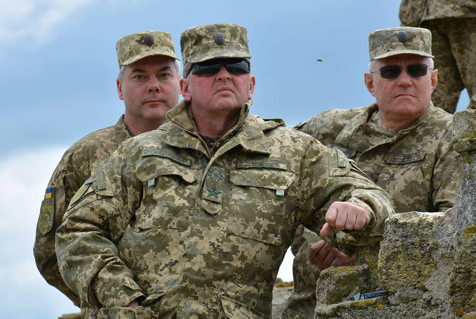 Генерала армии Украины Виктора Муженко (в центре) волнует буря в стакане.