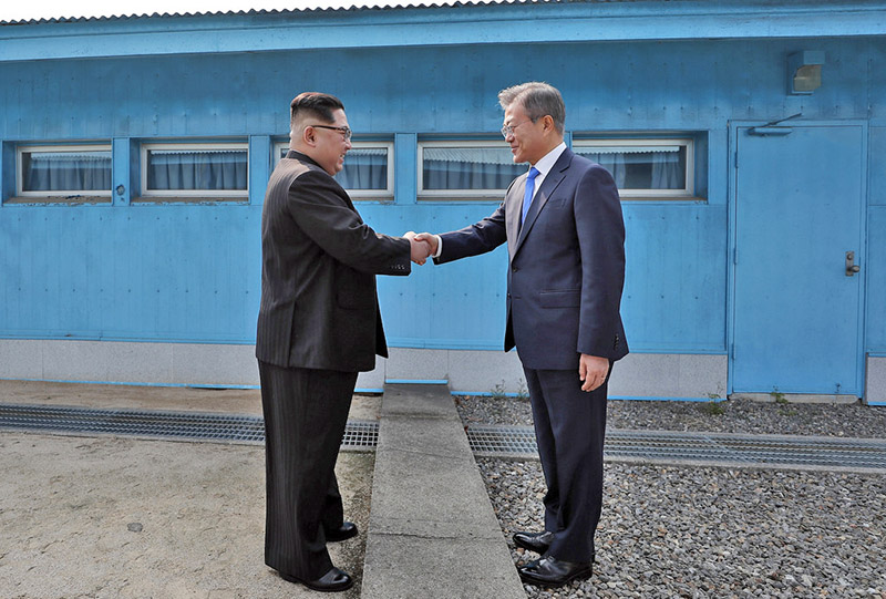 Президент РК Мун Чжэ Ин и руководитель КНДР Ким Чен Ын в Пханмунджоме.