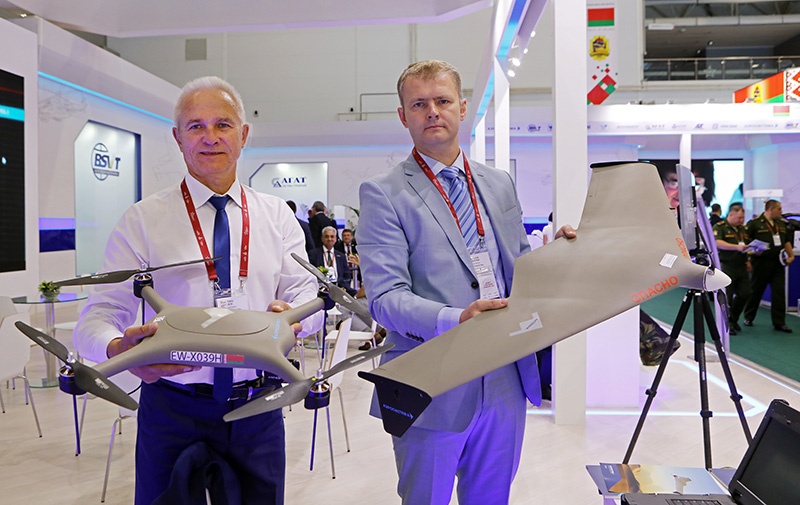 Сотрудники белорусской компании «Аэросистема» Петр Тухто и Дмитрий Мальцев представляют беспилотники «Шершень» и «КоМАР».