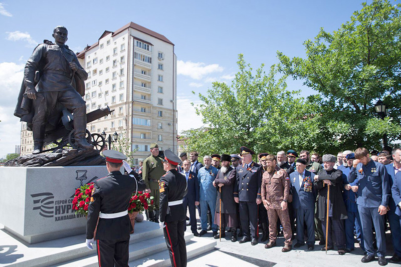 На открытии памятника Герою Советского Союза Ханпаше Нурадилову.