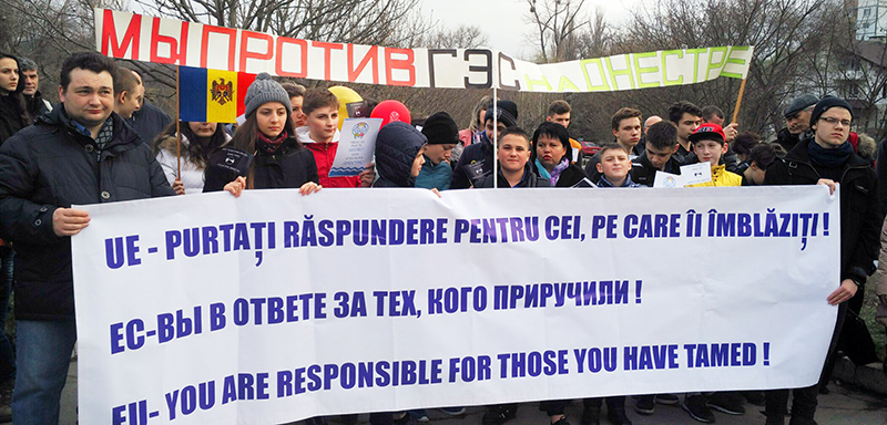 Протесты у посольства Украины в Кишиневе против строительства новых ГЭС на Днестре.