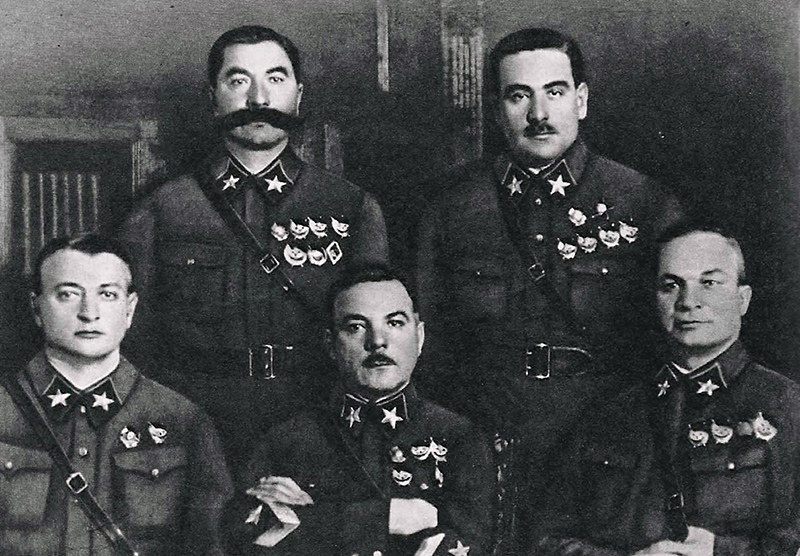 Первые маршалы Советского Союза: сидят (слева направо) М.Н.Тухачевский, К.Е.Ворошилов, А.И.Егоров,  стоят (слева направо) С.М.Буденный и В.К.Блюхер.