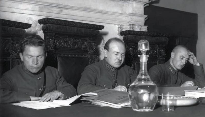 Председатель суда над военноначальниками В.В. Ульрих ( в центре).