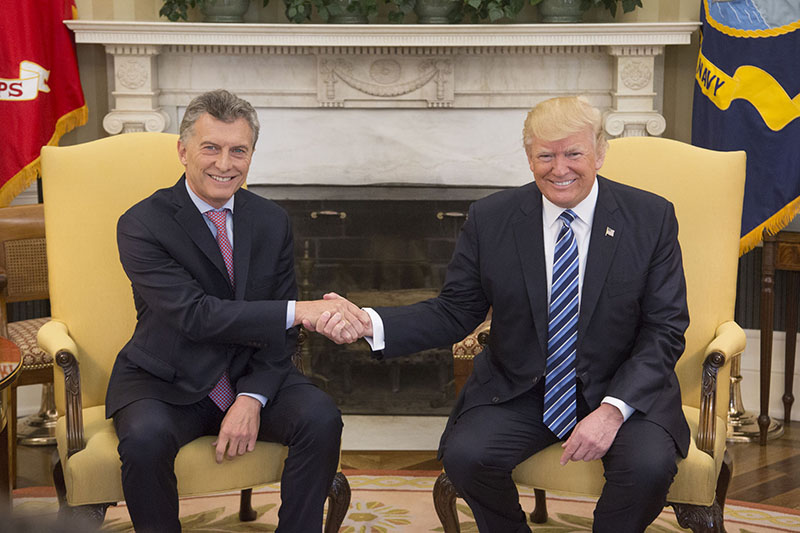 Маурисио Макри отдает, а Дональд Трамп принимает природные богатства под американские военные базы в Аргентине.