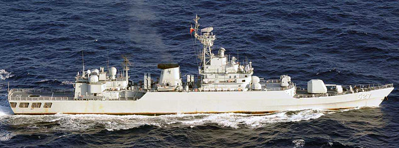 Китайский эсминец «Луян» оттеснил американский военный корабль.