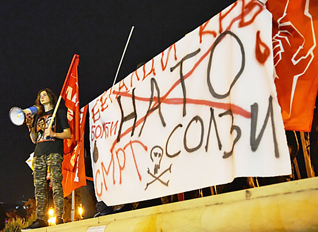 Протесты в Македонии в день референдума против желания правительства вступить в НАТО.