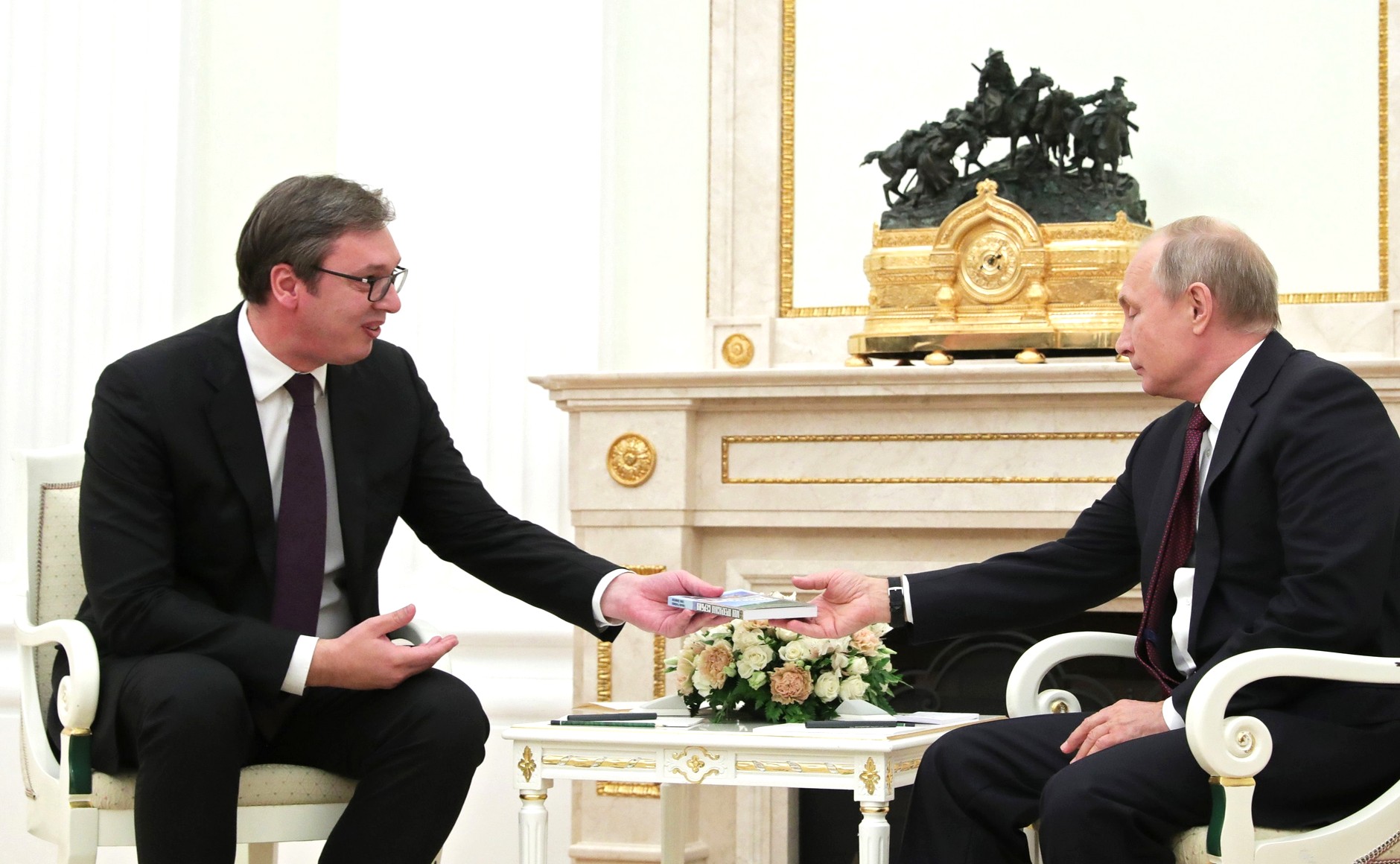 В Кремле обсуждались официальные вопросы сотрудничества и актуальные вопросы обострения конфликта Сербии и Косово.