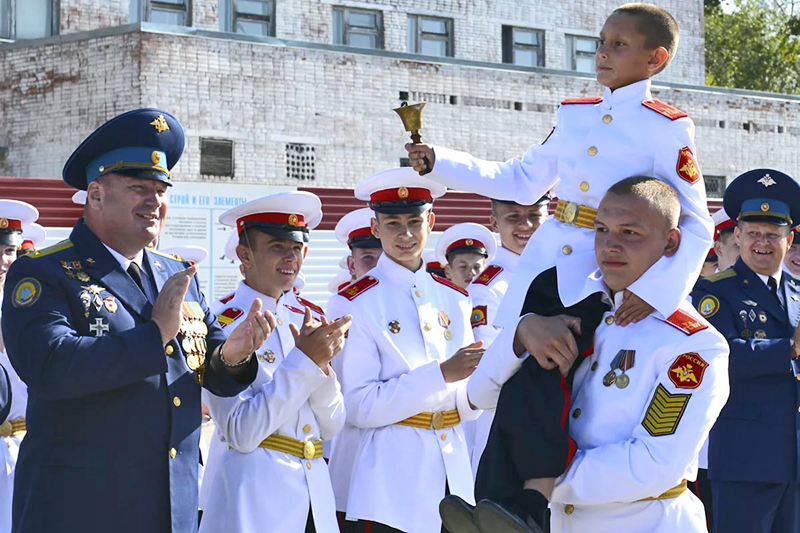 Окончание учебного года празднуется как в обычной школе.