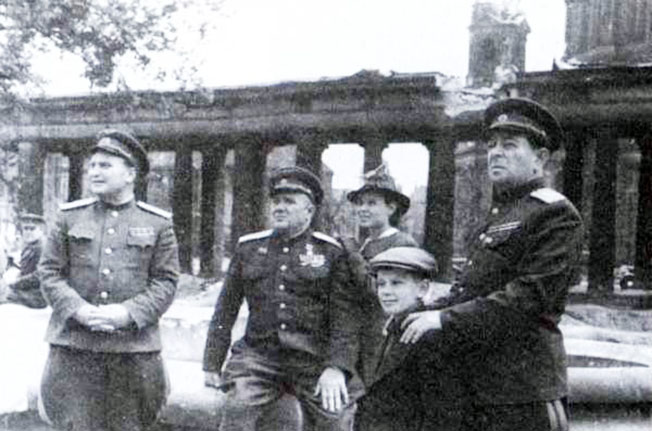 В поверженном Берлине с группой генералов 4-го Украинского фронта.