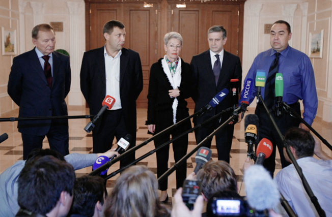 Участники Трехсторонней контактной группы по урегулированию конфликта в Украине в Минске подписавшие Минский протокол 5 сентября 2014 года.