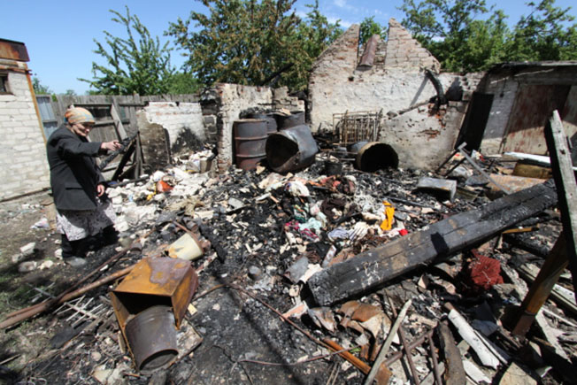 Последствия обстрела жилого дома на Донбассе.