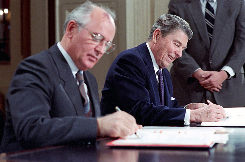 Михаил Горбачев и Рональд Рейган - соавторы Договора о ликвидации ракет средней и меньшей дальности.