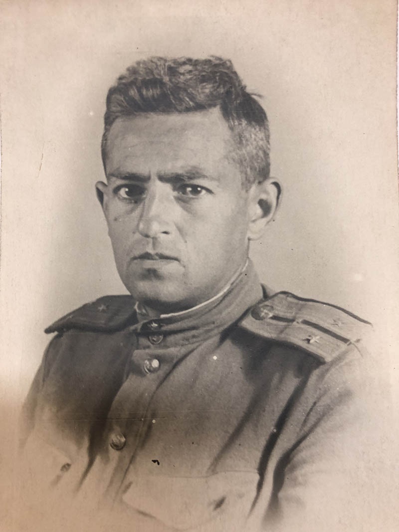 В звании старшего лейтенанта Иосиф Рапопорт был зачислен на должность командира стрелкового бата­льона 51-й армии Крымского фронта.