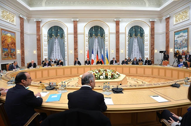 11 февраля 2015 года во Дворце независимости в Минске на переговорах в широком составе лидеров России, Германии, Франции и Украины был принят документ о комплексе мер по урегулированию кризиса на Украине.