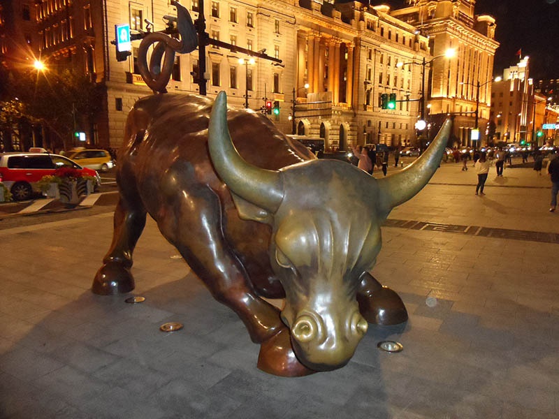 Знаменитый бык у Шанхайской фондовой биржи.