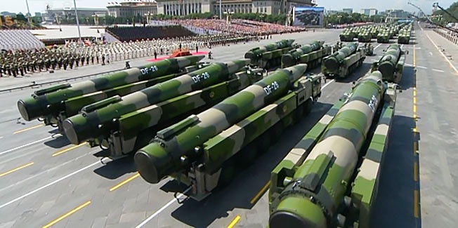 Американские авианосные группы не могут подойти к побережью Китая ближе, чем на две тысячи километров, потому что попадут в зону поражения китайских баллистических ракет средней дальности.