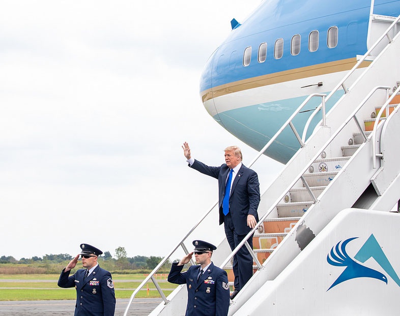 Президент Дональд Трамп у трапа самолета, заявляет, что США будут совершенствовать и накапливать ядерные вооружения.