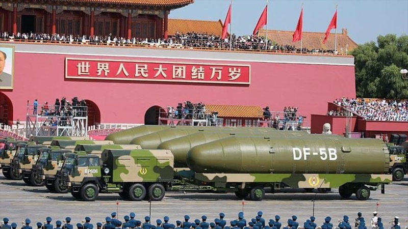Колонны новой военной техники на площади Тяньаньмэнь.