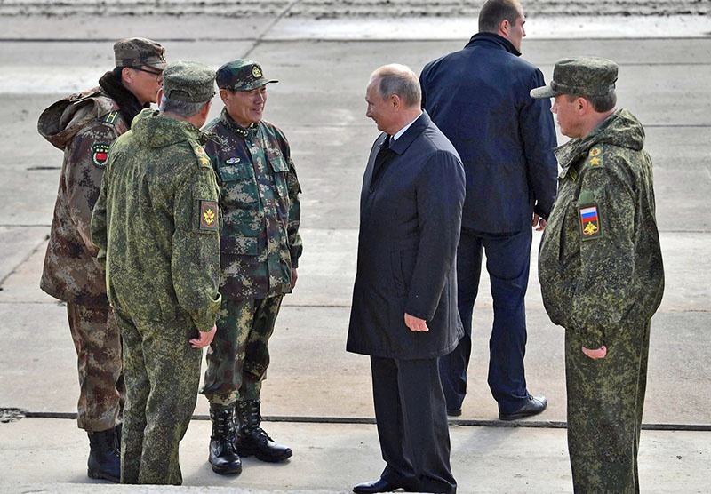 Президент России В.В. Путин и член Госсовета и министр обороны КНР генерал-полковник Вэй Фэнхэ на маневрах «Восток-2018».