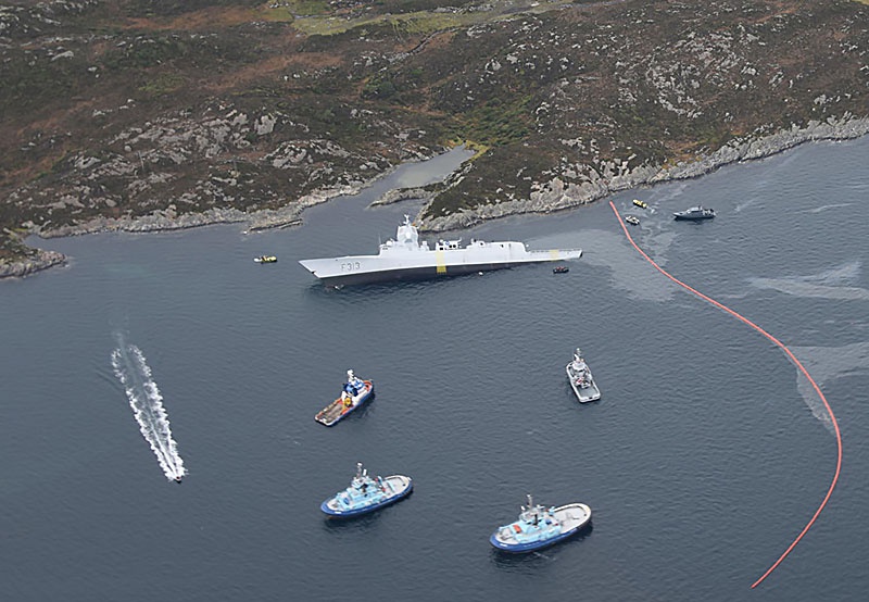 Норвежский фрегат «Хельге Ингстад» окружили бачками для плавания для несовершеннолетних.