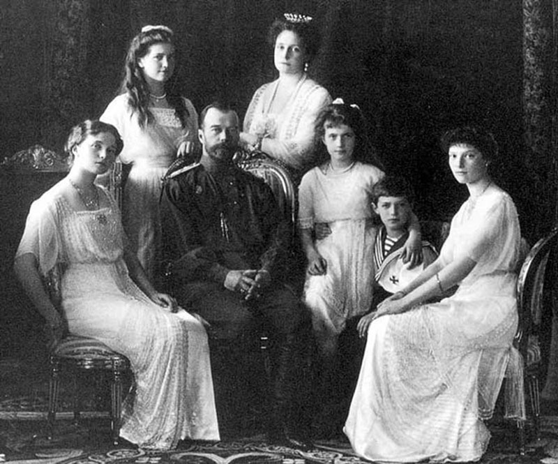 Николая II и всю его семью расстреляли без суда и следствия.