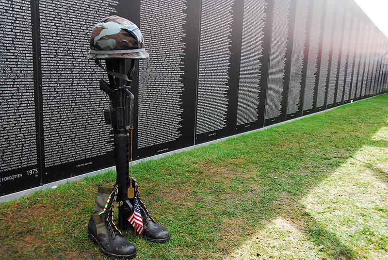 Стена в Вашингтоне со списком погибших солдат во вьетнамской войне.