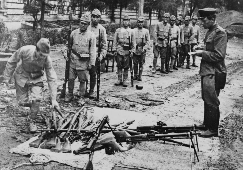 Японские солдаты сдаются в плен.