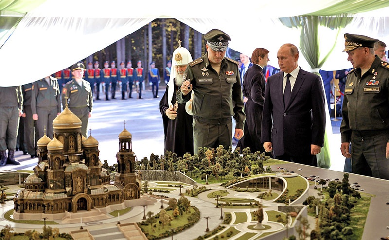 Президент России Владимир Путин посетил Военно-патриотический парк культуры и отдыха Вооруженных сил Российской Федерации «Патриот» и ознакомился с макетом будущего храма.