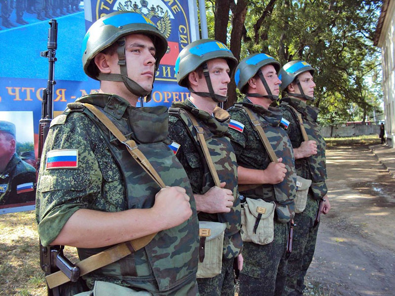Российские миротворцы - главный гарант мира в регионе. Теперь они могут стать заложниками ситуации.
