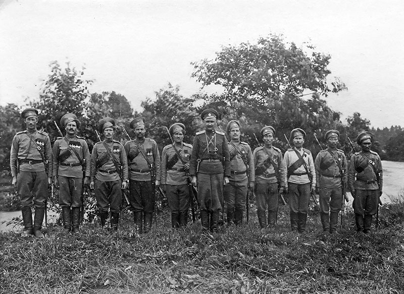 Солдаты - Георгиевские кавалеры из ударного батальона.