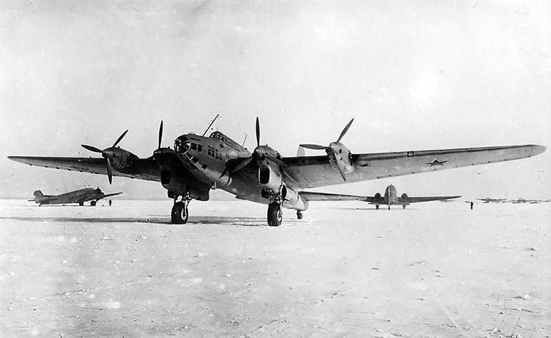 22 декабря 1942 года 10 бомбардировщиков дальней авиации Красной Армии нанесли первый бомбовый удар по ставке Гитлера «Вервольф».