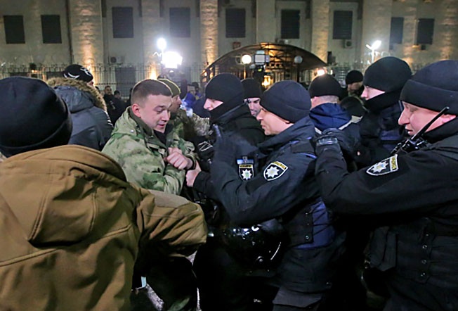 Радикальные активисты атакуют  здание посольства РФ в Киеве.