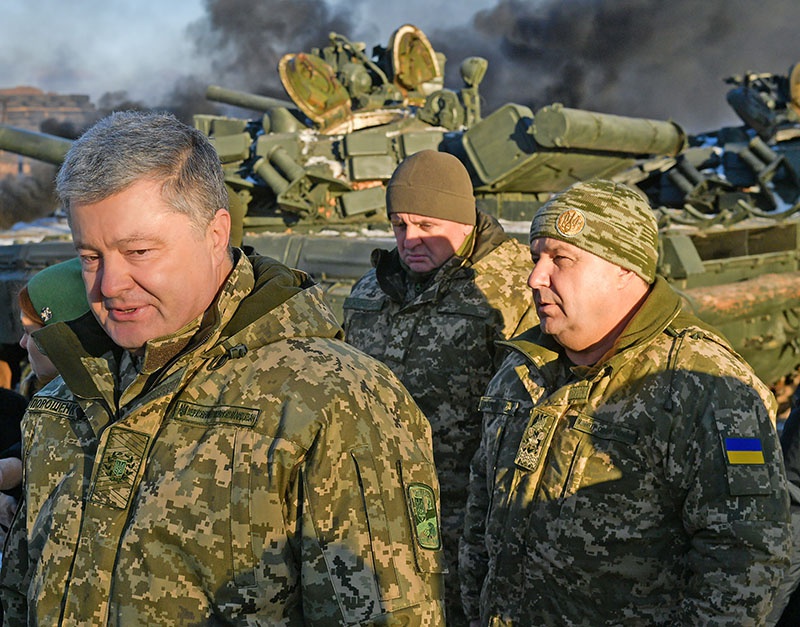 Петр Порошенко ввел военное положение на 30 дней.