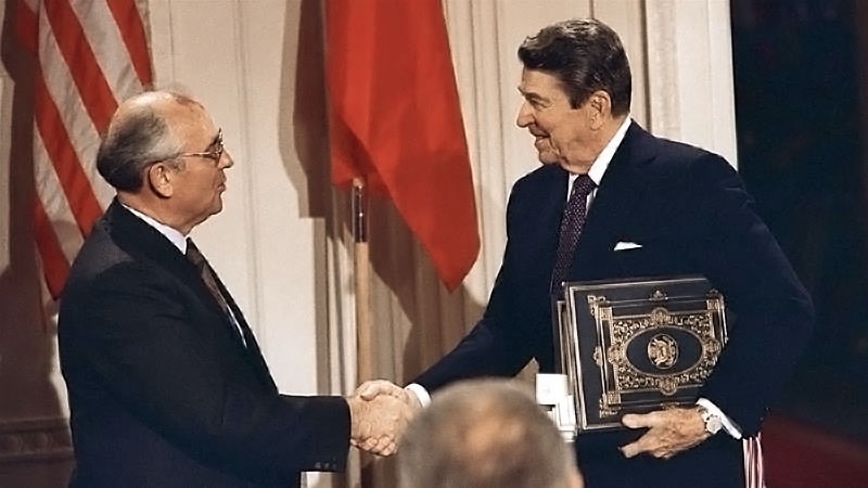 Рональд Рейган «объегорил» генсека ЦК КПСС Михаила Горбачева.