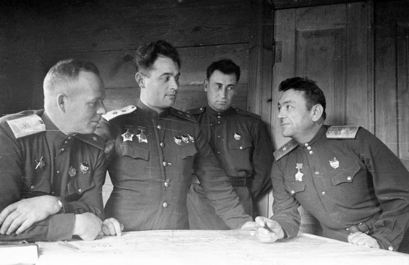 Командующий 60-й армией генерал-лейтенант И.Д. Черняховский с офицерами штаба.