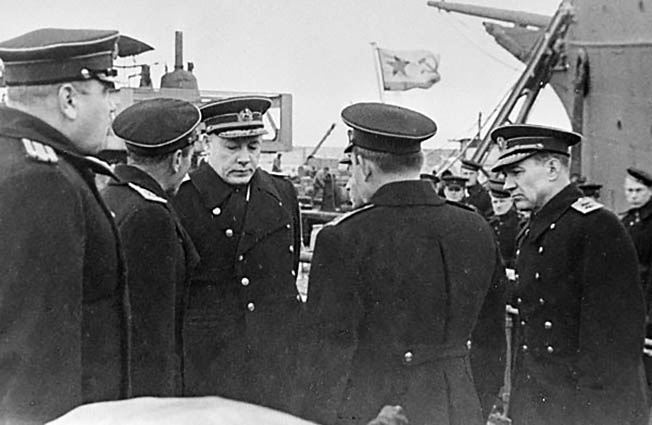 На Тихоокеанском флоте, которым Николай Герасимович командовал еще до войны, его встретили тепло.