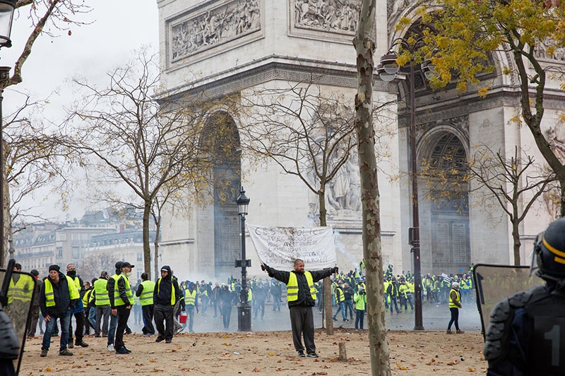 По субботам протестующие выходят на парижские улицы.