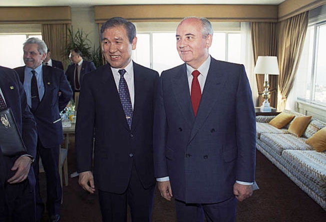Президент Южной Кореи Ро Дэ У и генсек ЦК КПСС Михаил Горбачев: кому идти за пиццей .
