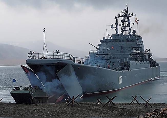Тактические учения по высадке морского десанта и обороне побережья в районе порта Эгвекинот на Чукотке.