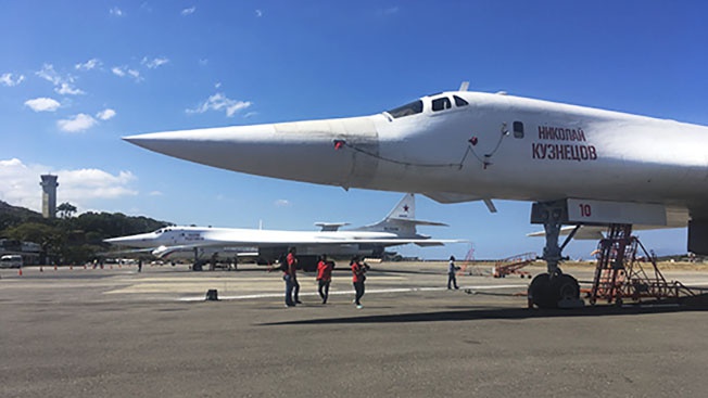Пара стратегических ракетоносцев Ту-160 в Венесуэле.