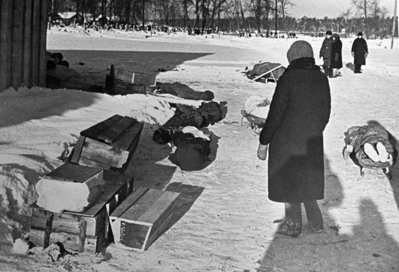 Родственники свозят умерших на кладбище во время блокады.