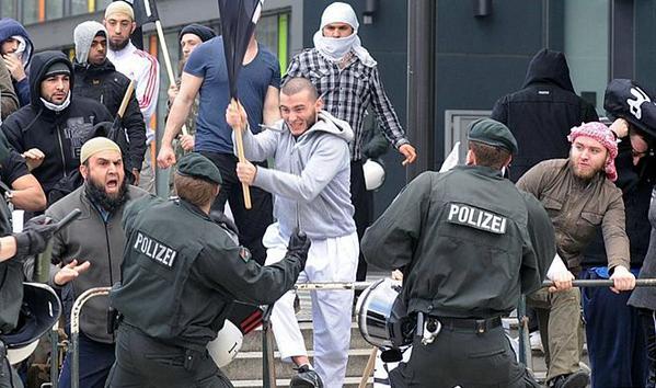 Недовольные мигранты нападают на полицию в Берлине.