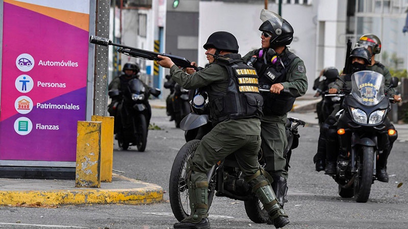 Венесуэльские военные на улице Каракаса.