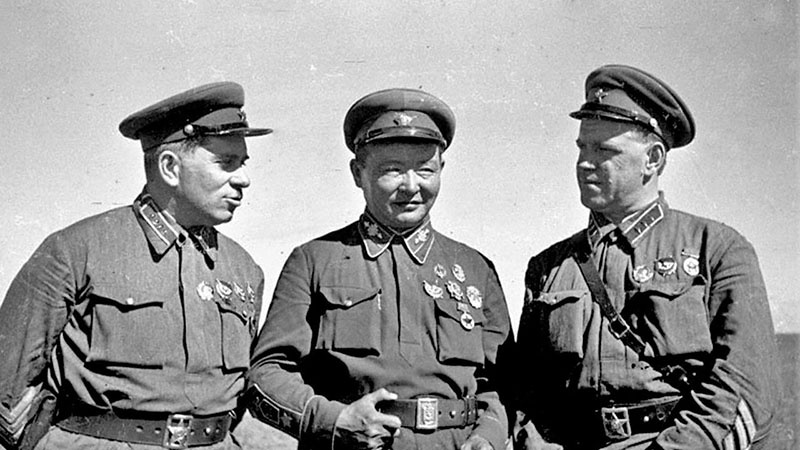 Командарм 2-го ранга Г.М. Штерн, маршал Монгольской Народной Республики Х. Чойбалсан и командир корпуса Г.К. Жуков на командном пункте Хамар-Даба. Халхин-Гол, 1939 год.