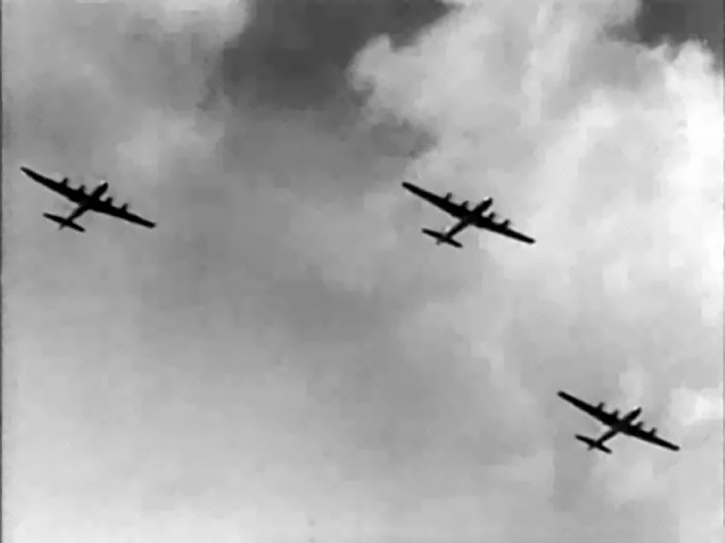 Армада тяжелых бомбардировщиков в небе над Тушиным.